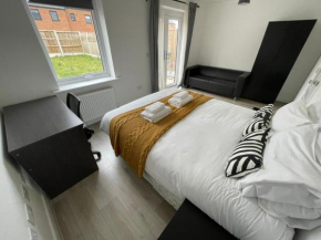 Large Bright King Sized Room - Short Walk From CC